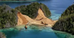 Potret aktivitas penambangan nikel di Raja Ampat yang memicu kemarahan publik karena merusak alam. (Sumber: Instagram/@jagatsemesta)