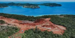 Pemerintah hentikan sementara tambang nikel di Raja Ampat menyusul kekhawatiran kerusakan lingkungan. Bahlil Lahadalia akan verifikasi lapangan. Baca selengkapnya! (Sumber: X/@IndoPopBase)