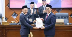 Ketua DPRD Kabupaten Bogor, Sastra Winara bersama Wakil Bupati, Ade Ruhandi dalam Rapat Paripurna di Ruang Rapat Soekarno-Hatta, Gedung DPRD Kabupaten Bogor, Kamis, 5 Juni 2025. (Sumber: Dok. Pemkab Bogor)