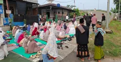 Antusias jemaah Musalah Al - A'Raaf dalam pelaksanaan Solat Idul Adha 1446 Hijriah sampai meluber ke jalan sampai menutup jembatan Fly Over Tol Pamulang - Serpong, Jumat, 6 Juni 2025, pagi. (Sumber: Poskota/Angga Pahlevi)