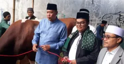 Wali kota Bekasi, Tri Adhianto menengok dan menyerahkan secara simbolis sapi kurban dari Prabowo Subianto di masjid Agung Al-Barkah Kota Bekasi, Kamis, 6 Juni 2025. (Sumber: Poskota/Nurpini Aulia Rapika)