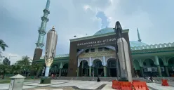 Suasana Masjid Raya Al-A’Zhom, Kota Tangerang pada masa libur Hari Raya Iduladha, Jumat, 6 Juni 2025. (Sumber: Poskota/Primayanti Juli Kumala)