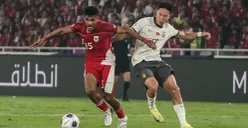 Ricky Kambuaya berebut bola dengan pemain Timnas China di pertandingan Kualifikasi Piala Dunia 2026 putaran ketiga Grup C di Stadion Utama Gelora Bung Karno, Jakarta, Kamis (5/6/2025). (Sumber: Poskota/Bilal Nugraha Ginanjar)