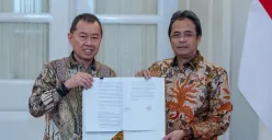 Direktur Utama BMM Syahrisal Imbar bersama Direktur Utama Bank DKI, Agus Haryoto Widodo, usai penandatanganan pembentukan KUB di Balai Kota Jakarta (Sumber: Dok. Bank DKI)