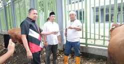 Wali Kota Bekasi Tri Ardhianto menyerahkan secara simbolis hewan kurban seekor sapi ke para atlet dan warga Kota Bekasi. (Sumber: Dok. Pemkot Bekasi)