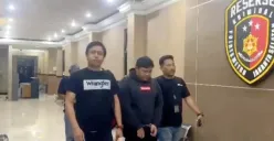 KN, pelaku pelecehan di Lebak Bulus, Jakarta Selatan, diamankan petugas Polres Metro Jakarta Selatan. (Sumber: Dok Humas Polres Metro Jakarta Selatan)