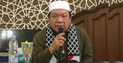 Ustadz Yahya Waloni saat memberikan ceramah Jumat di salah satu masjid.