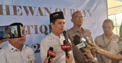 Pelaksana Harian (Plh) Imam Besar Masjid Istiqlal, Mulawarman Hannase saat memberikan pernyataan kepada awak media di Masjid Istiqlal, Jakarta Pusat, Sabtu 7 Juni 2025. (Sumber: Poskota/M. Tegar Jihad)