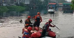 Petugas evakuasi jasad pria yang tenggelam di kali kawasan Cilincing, Jakarta Utara, Sabtu, 7 Juni 2025. (Sumber: BPBD Jakarta)
