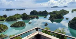 Pemandangan perairan Raja Ampat yang jernih dan terumbu karang yang masih lestari menjadi aset bangsa yang harus dijaga bersama. (Sumber: Pinterest)