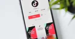 Cara top up koin TikTok di e-wallet untuk beli gift. (Sumber: Unsplash/Nik)