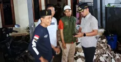 Lurah Cilangkap, Galih Catur Prasatya mengecek kondisi rumah warga yang alami kerusakan akibat disapu angin puting beliung. (Sumber: Istimewa)