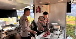 Sejumlah anggota Dit Samapta Polda Metro Jaya menyiapkan makanan untuk para pengungsi korban kebakaran Kapuk Muara, Jakarta Utara, Minggu, 8 Juni 2025. (Sumber: Dok Humas Polda Metro Jaya)