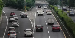 Sejumlah kendaraan melintas ke arah luar kota dari Jalan Tol Tebet - Cawang, Jakarta, Jum'at, 6 Juni 2025. (Sumber: Poskota/Bilal Nugraha Ginanjar)