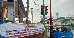Dishub Kota Bekasi memasang spanduk pemberitahuan terkait pemberlakuan sistem satu arah di Jalan Agus Salim, Kota Bekasi. (Sumber: POSKOTA | Foto: Nurpini Aulia Rapika)
