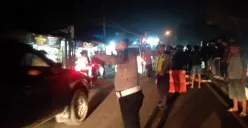 Petugas dari Polsek Cimanggis mengatur arus lalu lintas di lokasi kecelakaan yang menewaskan dua orang di Jalan Raya Bogor, Cimanggis, Depok pada Sabtu malam, 7 Juni 2025. (Sumber: Istimewa)