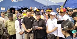 Gubernur Jakarta, Pramono Anung saat menemui warga terdampak kebakaran di lokasi pengungsian kebakaran Kapuk Muara, Penjaringan, Jakarta Utara, Minggu 9 Juni 2025. (Sumber: POSKOTA | Foto: M Tegar Jihad)