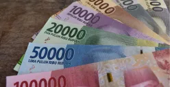 Cara cek penerima BSU 2025. (Sumber: Pexels/WonderfulBali)