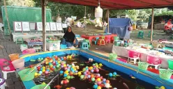 Lapak bermain milik Wida tampak sudah usang dan sepi pengunjung. Dirinya menjadi satu-satunya pedagang yang masih singgah di Taman Kebalen hingga saat ini. (Sumber: Poskota/Nurpini Aulia Rapika)