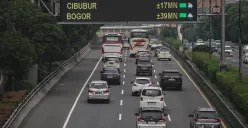 Sejumlah kendaraan melintas ke arah luar kota dari Jalan Tol Tebet - Cawang, Jakarta, Jum'at, 6 Juni 2025. (Sumber: Poskota/Bilal Nugraha Ginanjar)