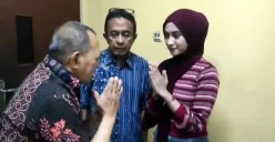 Pelaku rasisme dan penganiayaan di halte Transjakarta Tanjung Duren, Jakarta Barat, saat meminta maaf kepada korban di kantor polisi. (Sumber: Humas Polsek Grogol Petamburan)