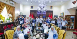 Sejumlah pelaku usaha di Kota Bogor mendapatkan Nomor Izin Edar (NIE), Senin, 9 Juni 2025. Penyerahan NIE dilakukan di Rumah Dinas Wali Kota Bogor, Jalan Raya Pajajaran, Bogor Tengah. (Sumber: Pemkot Bogor)