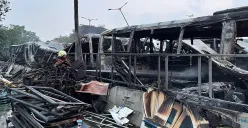 Puluhan bangkai bus Transjakarta di Terminal Mobil Barang (TMB) Rawa Buaya, Cengkareng, Jakarta Barat, terbakar, Selasa, 10 Juni 2025. (Sumber: POSKOTA | Foto: Pandi Ramedhan)