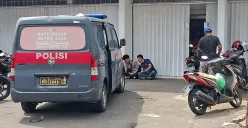 Suasana minimarket yang dibobol di Jalan Pasir Putih, RT 03 RW 01, Kelurahan Pasir Putih, Kecamatan Sawangan, Kota Depok, Selasa, 10 Juni 2025. (Sumber: Poskota/Angga Pahlevi)