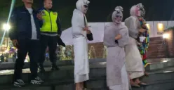 Anggota Polsek Lembang beri edukasi terhadap penyedia jasa pocong hiburan di Lembang, Kabupaten Bandung Barat. (Sumber: Poskota/Gatot Poedji Utomo)