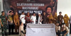 Anggota DPR RI, Bonnie Triyana saat foto bersama dengan sejumlah pihak di Gedung Eks Kawedanan Kecamatan Menes, Pandeglang. (Sumber: POSKOTA | Foto: Samsul Fatoni)