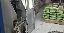 Mesin ATM BCA dibobol malijg dengan caradi las uang tunai berhasil digondol maling. (Sumber: Dok. Warga)