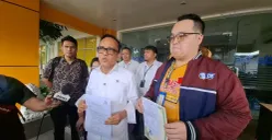 Wamenaker, Immanuel Ebenezer menyidak pabrik PT Artaboga Cemerlang di Jalan Daan Mogot, Cengkareng, Jakarta Barat, Selasa, 10 Juni 2025. (Sumber: POSKOTA | Foto: Pandi Ramedhan)