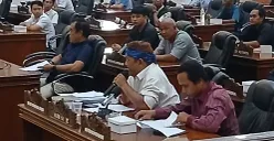 Ratusan warga yang rumahnya terancam digusur oleh PJT II Jatiluhur mengadu ke DPRD Purwakarta pada Selasa, 10 Juni 2025. (Sumber: POSKOTA | Foto: Dadan Sukmana)