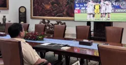 Prabowo menyaksikan pertandingan laga Timnas Indonesia vs Jepang di televisi. (Sumber: Instagram/@prabowo)