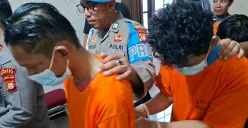 Tiga pelaku curanmor yang mengaku memiliki ilmu kebal digiring Kapolsek Cinere AKP Pesta Hasiholan Siahaan beserta barang bukti. (Sumber: POSKOTA | Foto: Angga Pahlevi)