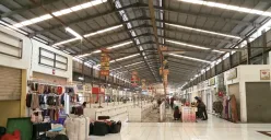 Suasana pasar bersih telaga mas masih sepi pengunjung sejak dibuka kembali pada Senin lalu. Dari ratusan kios yang tersedia, baru puluhan pedagang yang menempati dan membuka lapak mereka. (Sumber: Poskota/Nurpini Aulia Rapika)