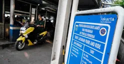 Ilustrasi, pengendara membayar parkir di Park and Ride Vertical Ragunan, Jakarta Selatan, Rabu, 11 Juni 2025. (Sumber: Poskota/Bilal Nugraha Ginanjar)