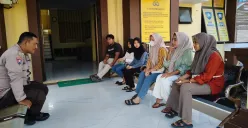 Sejumlah korban dugaan penipuan saat hendak melakukan pelaporan ke Polsek Labuan, di Kecamatan Labuan, Pandeglang. (Sumber: Istimewa)