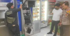 Petugas Infis Polres Metro Depok Melakukan Olah TKP di Toko Alfamart yang dibobol daerah Sawangan Kota Depok, Selasa, 10 Juni 2025. (Sumber: Polsek Sawangan)