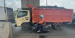 Dinas Lingkungan Hidup (LH) Jakarta mengangkut tumpukan sampah bekas kerukan kali Kayu Tinggi, Cakung Timur, Jakarta Timur, Rabu, 11 Juni 2025. (Sumber: Poskota/M. Tegar Jihad)