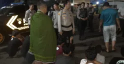 Polres Metro Jakarta Pusat menangkap 17 remaja yang diduga hendak melakukan tawuran di Tanah Tinggi, Johor Baru, Rabu, 11 Juni 2025. (Sumber: Dok Humas Polres Metro Jakarta Pusat)