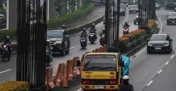Sejumlah kendaraan melintas di samping deretan tiang pancang monorel yang belum selesai pengerjaannya di Jalan Rasuna Said, Kuningan, Jakarta Selatan. (Sumber: Poskota/Bilal Nugraha Ginanjar)