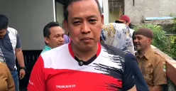 Wali kota Bekasi, Tri Adhianto mengunjungi rumah korban pencabulan di Medan satria. Tri menegaskan akan memberikan pendampingan secara psikologis dan hukum kepada keluarga korban. (Sumber: Poskota/Nurpini Aulia Rapika)