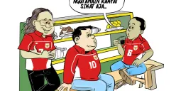 Tiga pria berbincang santai di warteg sambil menanggapi isu reshuffle kabinet yang kian santer. Mereka menilai menteri yang tidak mengutamakan kepentingan rakyat sebaiknya segera diganti. (Sumber: Poskota/Arif Setiadi)