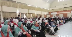 Para emaah haji kloter pertama asal kabupaten Bekasi tiba di Debarkasi Bekasi dalam keadaan sehat, Kamis, 12 Juni 2025. (Sumber: Poskota/Nurpini Aulia Rapika)