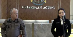 Gubernur Maluku Utara Sherly Tjoanda dan Kapuspenkum Kejagung Harli Siregar dalam konferensi pers di Gedung Kartika Kejaksaan Agung, Jakarta, Kamis, 12 Juni 2025. (Sumber: POSKOTA | Foto: Ali Mansur)