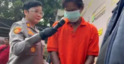 Kapolsek Pesanggrahan, AKP Seala Syah Alam saat meminta keterangan dari H, pelaku pembakaran rumah istrinya. (Sumber: POSKOTA | Foto: Ali Mansur)