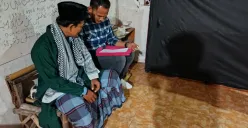 Tersangka Mustofa di rumahnya saat akan digelandang petugas Ditreskrimum ke Mapolda Banten. (Sumber: Polda Banten)