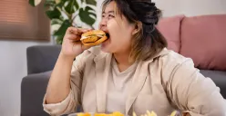 Makanan menjadi salah satu penyebab kesehatan mental. (Sumber: Freepik/studioredcup)