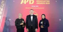 Penyerahan penghargaan APB+ Awards 2025 oleh CEO Charlton Media Group, Tim Charlton, kepada Nuon. (Sumber: Dok. Telkom)